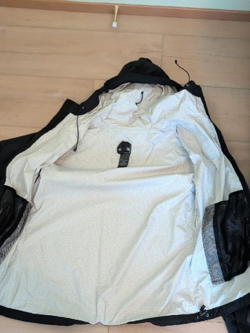 The North Face Venture HyVent 2.5L Rain Jacket Women's Medium - Picture 3 of 3